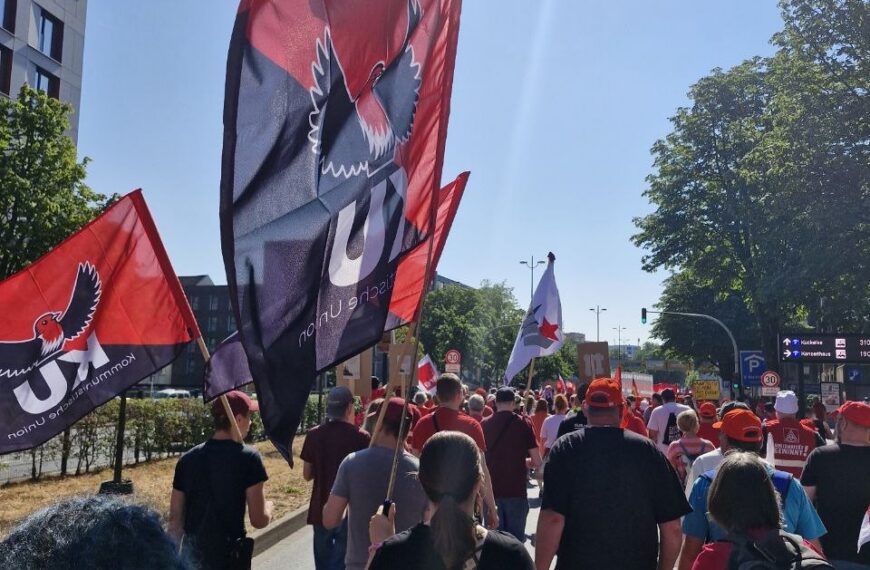 Auf der Straße, gegen die Reformen der Regierung!